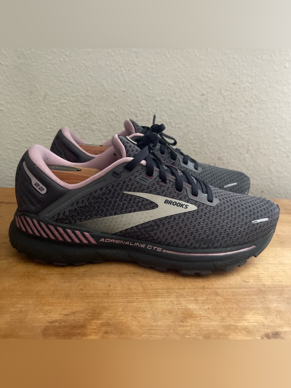 Brooks Adrenaline GTS 22 Women's Running Pearl Black Sneakers Sz 9